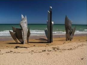 Les Braves memorial sculpture on Omaha Beach